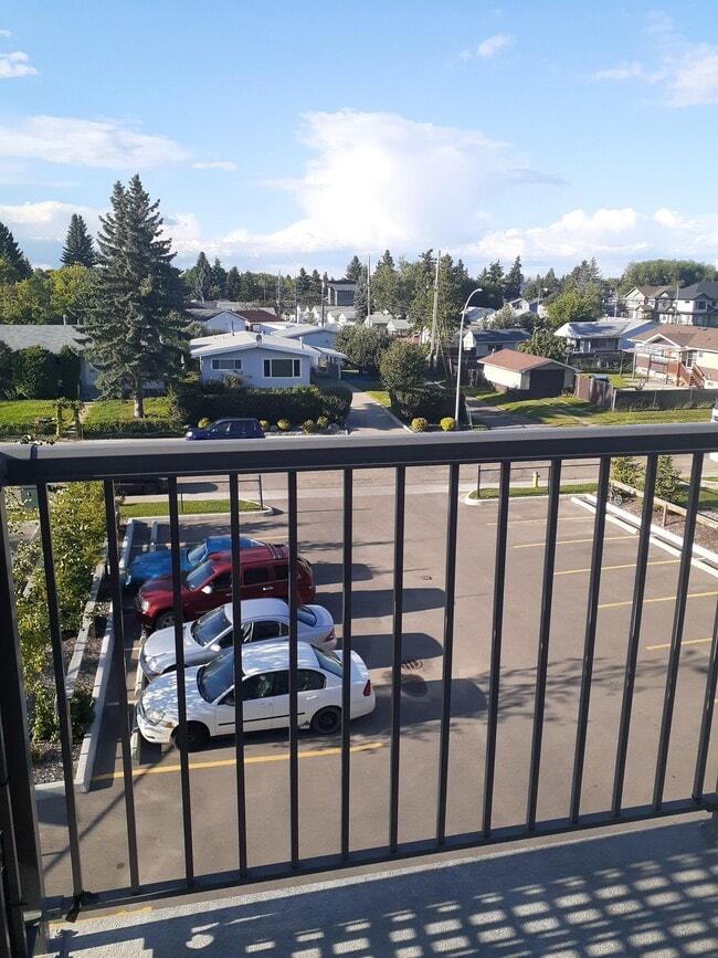 Photo du bâtiment - 16315 96A Av NW