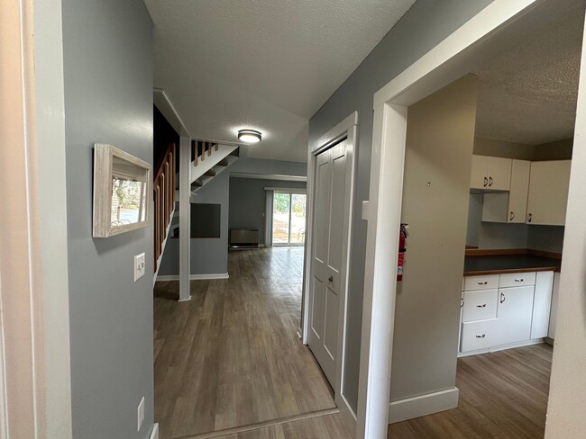 Building Photo - Large Two Story 2BD/1.5BA Townhome