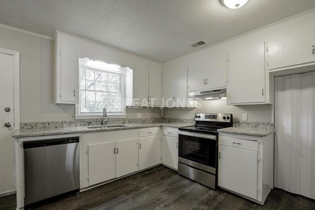 Building Photo - $500 off first month or Amazon Gift Card b...