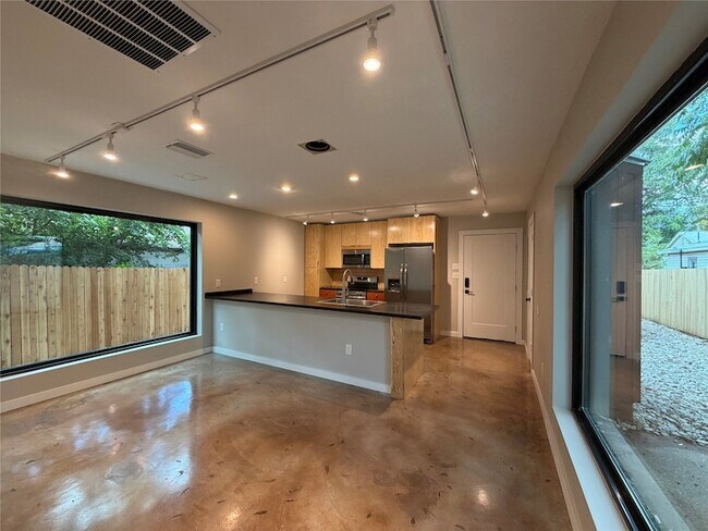 Building Photo - 957 Woods Ave