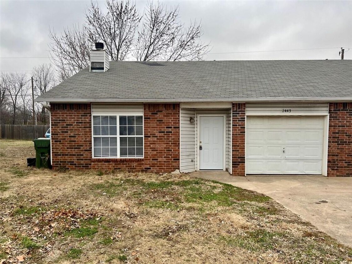 Foto principal - 2443-2443 W Magnolia St
