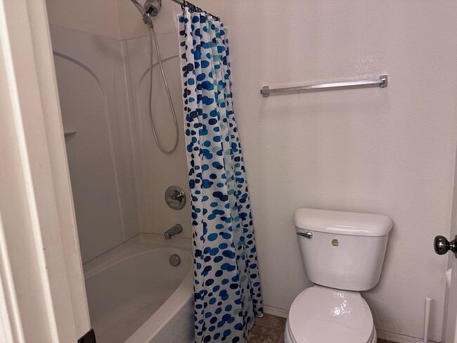 Building Photo - AVAILABLE NOW! Beautiful 4 Bedroom  2 bath...