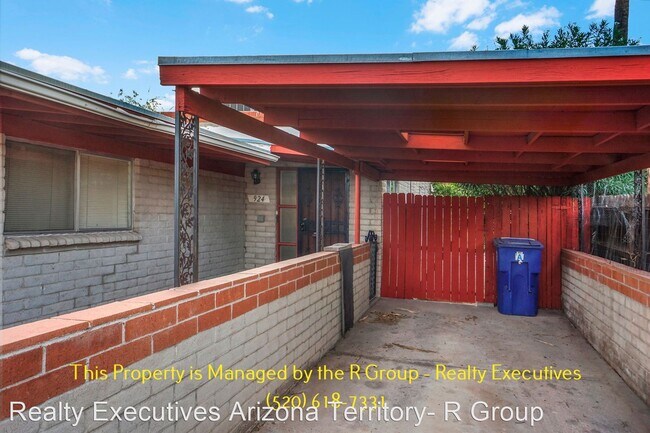 Building Photo - 2 br, 1.5 bath House - 924 N. Camino Seco