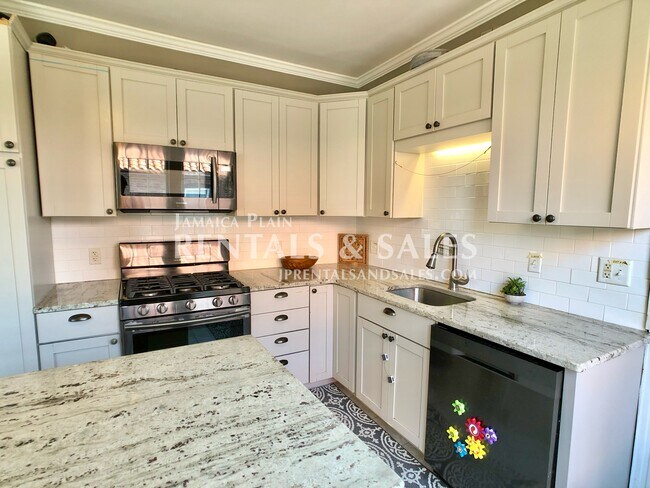 Foto del edificio - 32 Lakeville Rd
