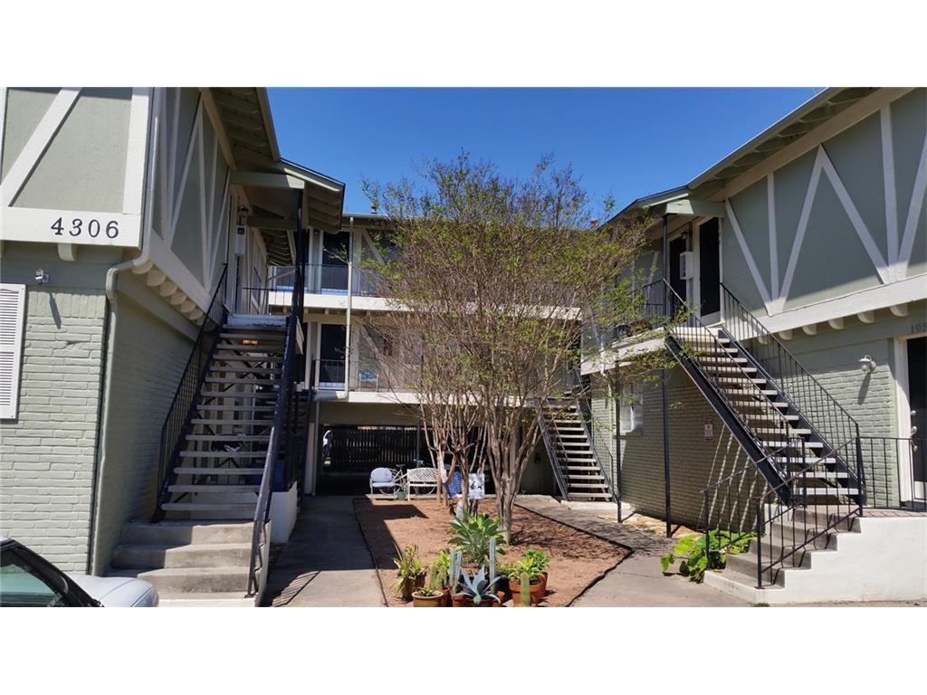 Foto principal - August Prelease : Hyde Park 2 bed/1 bath C...