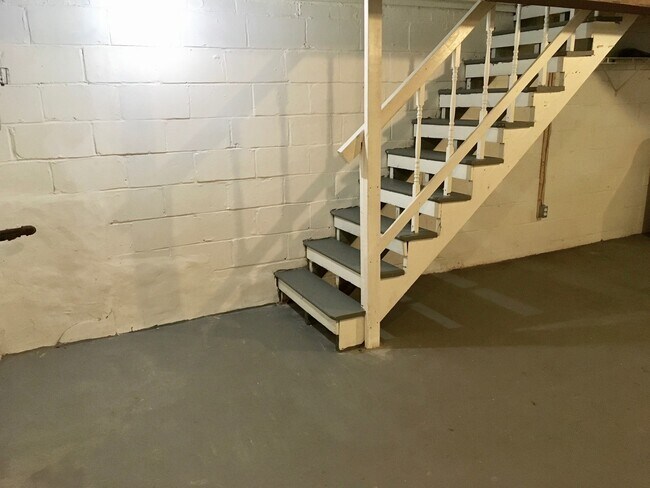 Building Photo - Charming 2 Bedroom/1 Bathroom Townhome in ...