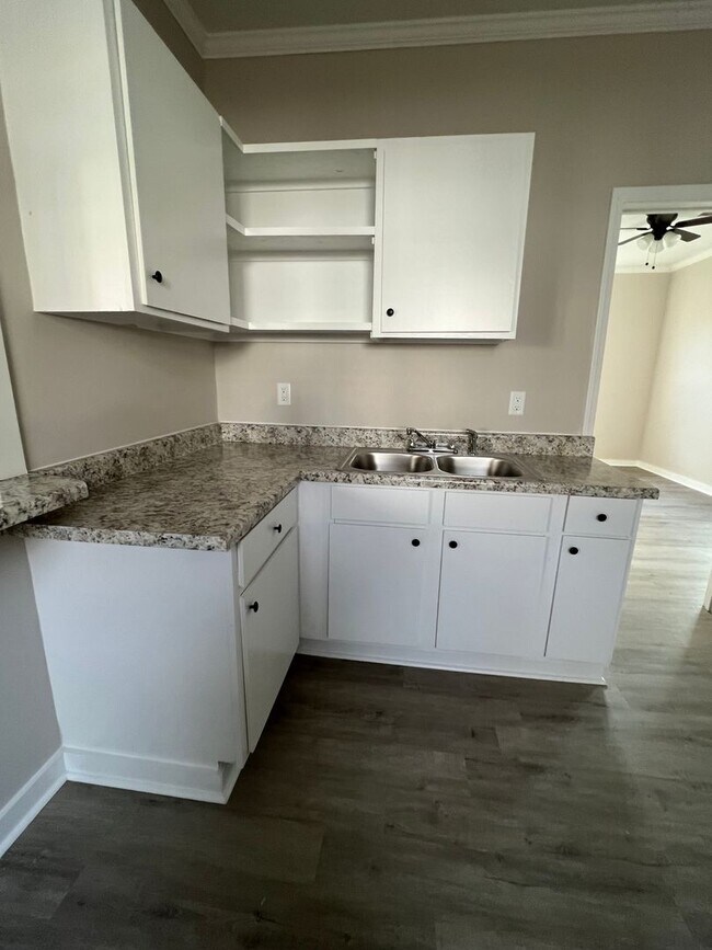 Foto del edificio - Cute corner lot available for August move-in