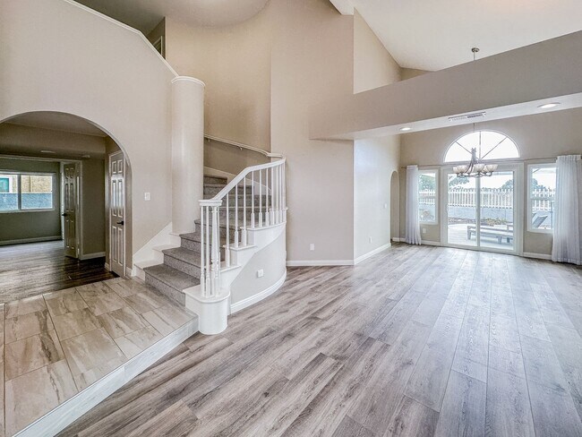 Foto del edificio - Stunning 5 Bed, 3 Bath Two-Story in Rancho...