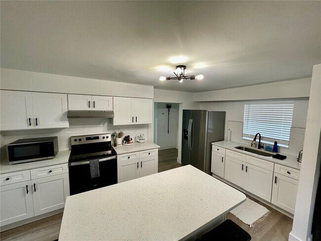 Foto del edificio - 2327 W Beach St