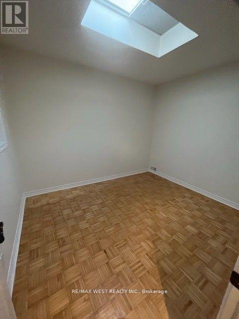 Photo du bâtiment - 1319 St Clair Ave W