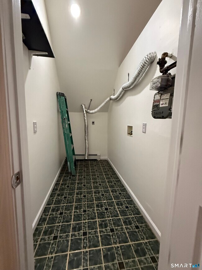 Foto del edificio - 1840 Barnum Ave