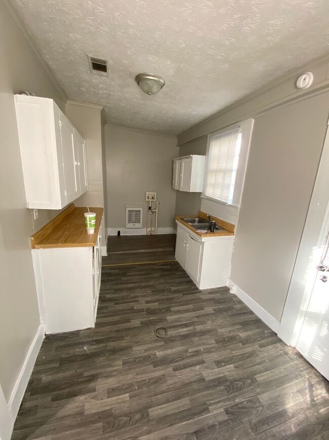 Building Photo - 605 Durden St