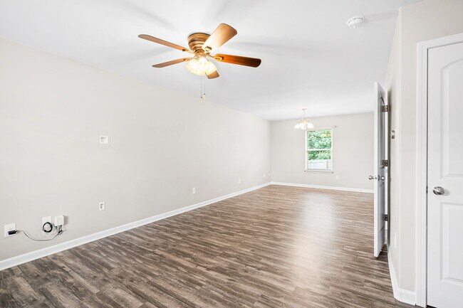 Sala de estar/comedor hacia la parte trasera. - 774 Cairn Cir
