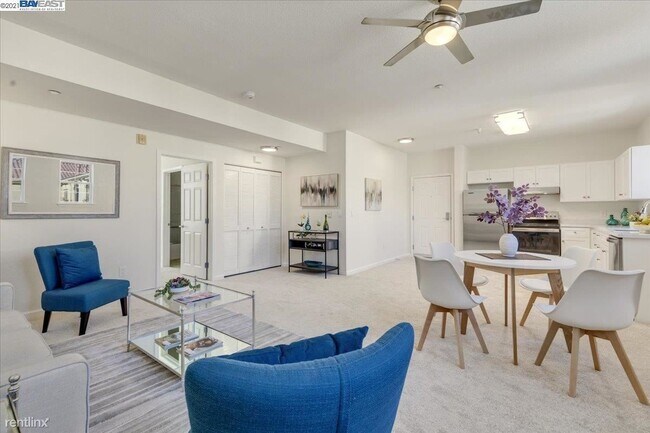 Building Photo - 1 br, 1 bath Condo - 516 Martha St Unit 212