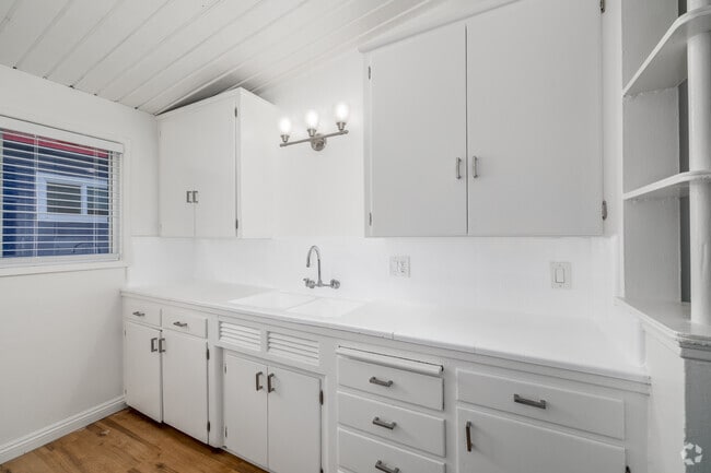 1BR, 1BA - 604SF - Kitchen - 4115 Palmwood Dr