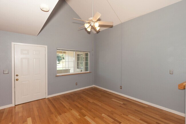 Building Photo - 2 Bed & 2 Bath Close To CSU