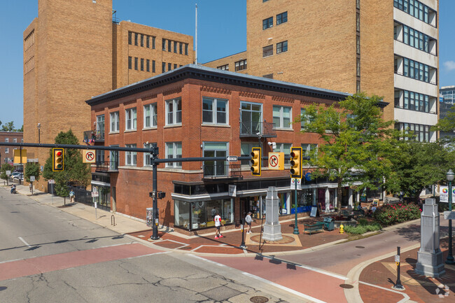 Exterior, esquina del centro comercial Kalamazoo y Lovell - Peregrine Square
