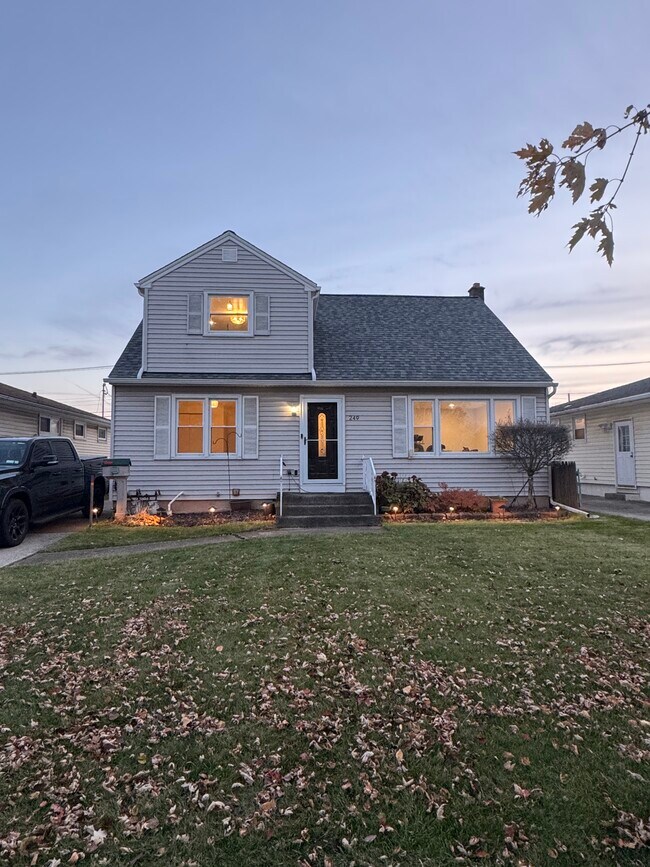 Foto del edificio - 249 Dunlop Ave