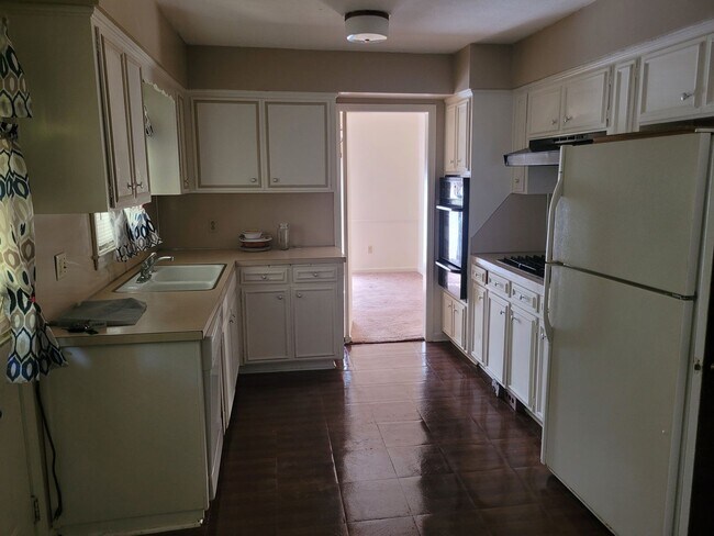 Foto del edificio - 3 bedroom 2 baths