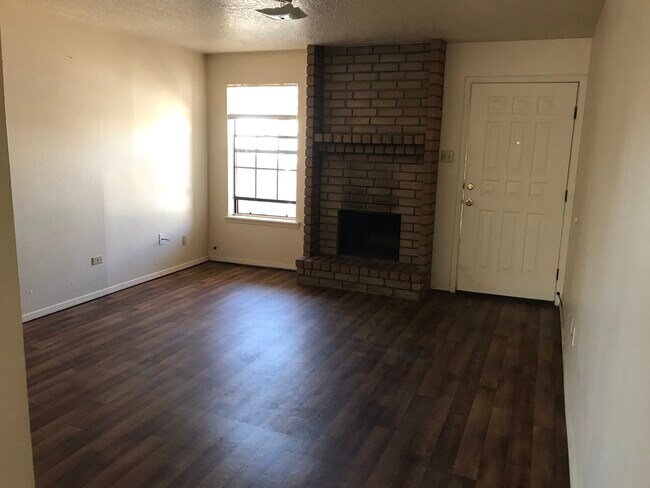 Building Photo - 2033 S Don Roser Dr