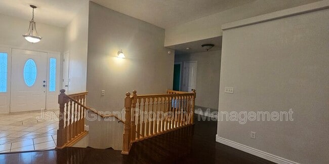 Building Photo - 3030 Devonwood Dr