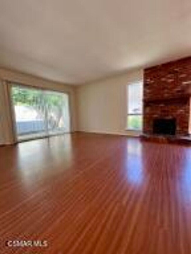 Foto del edificio - Charming single-story, end-unit condo loca...