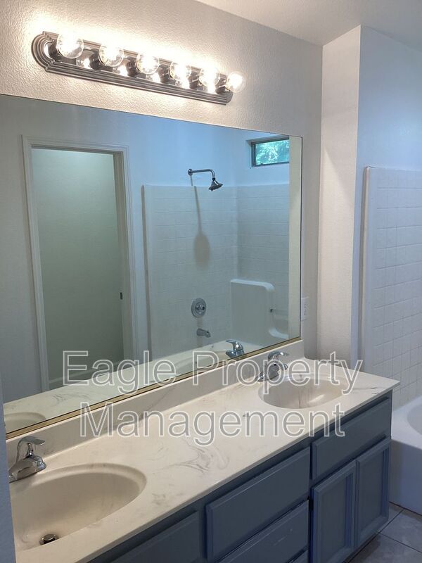 Building Photo - 9400 Fox Den Ct