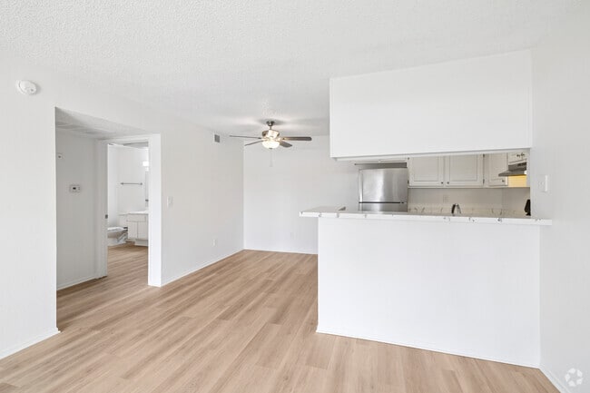 1BR, 1BA - 705SF - Dining Room - Stonegate Apartments