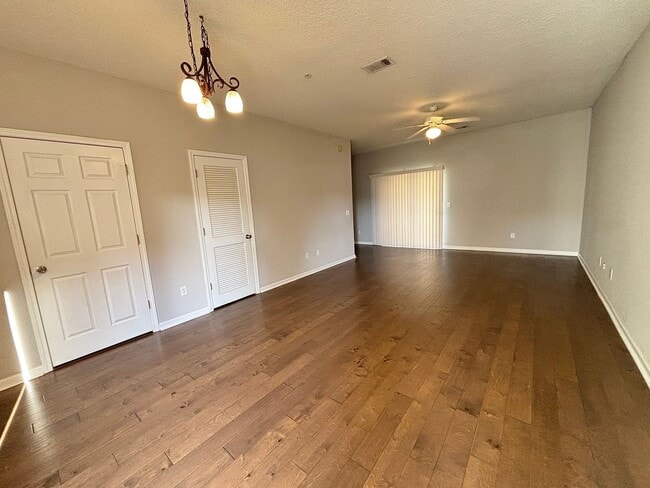Building Photo - Move-In Ready Townhome! 3 Bed 2.5 Bath. En...