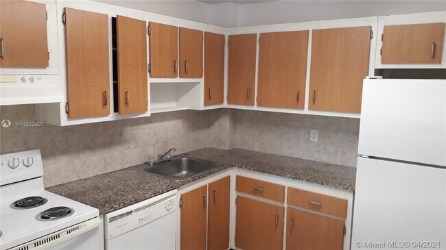 Foto del edificio - 16950 W Dixie Hwy