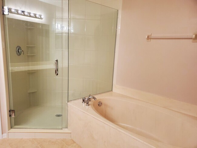 Foto del edificio - Coming mid August  4 Bedroom Forum Townhome