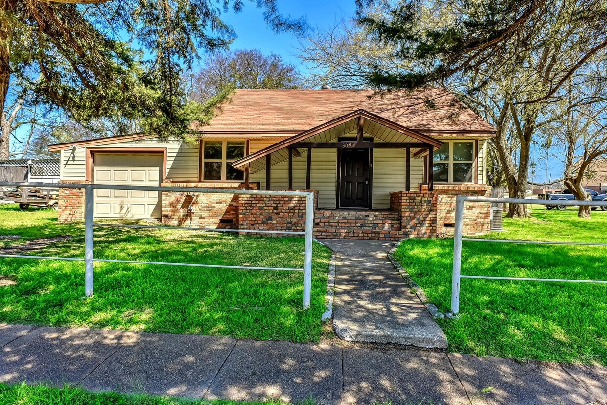 309 E King St, Tom Bean, TX 75489 House Rental in Tom Bean, TX