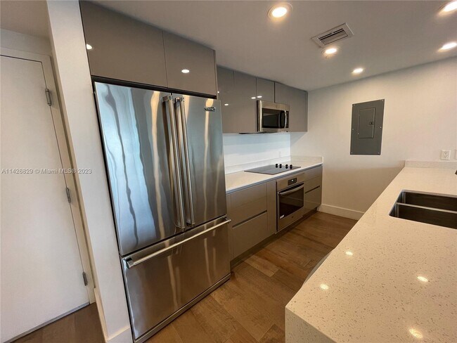Building Photo - 13800 Highland Dr
