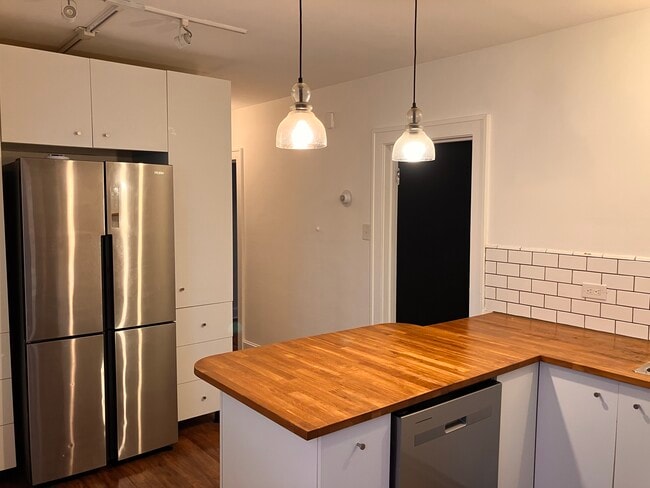 Kitchen - 895 Mercer St