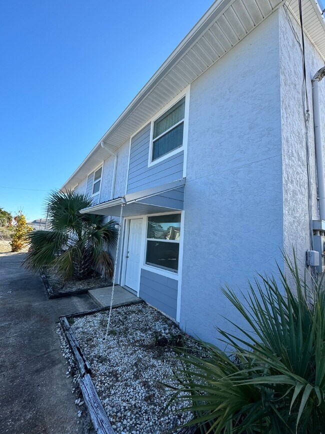 Foto del edificio - "Coastal Comfort Awaits: Charming 2-Bed Retreat on Beach Drive, Panama City Beach!"