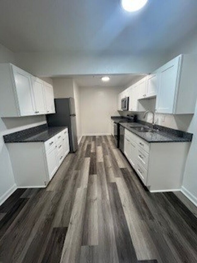 Foto del edificio - $1180 for Newly Renovated 1 bedroom in a 4...