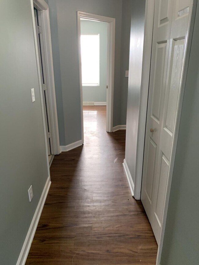 Building Photo - Woodview Dr NiVa