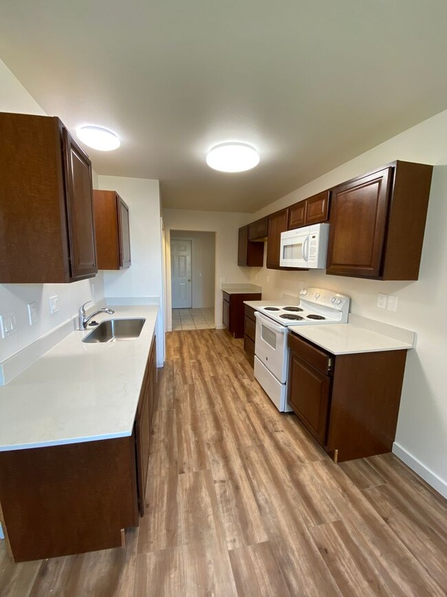 Building Photo - Newly Remodeled! Close to CWU 4 Rooms !! -...