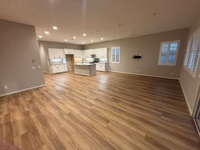 Building Photo - 4 Bedroom Home for Rent in Santa Clarita.