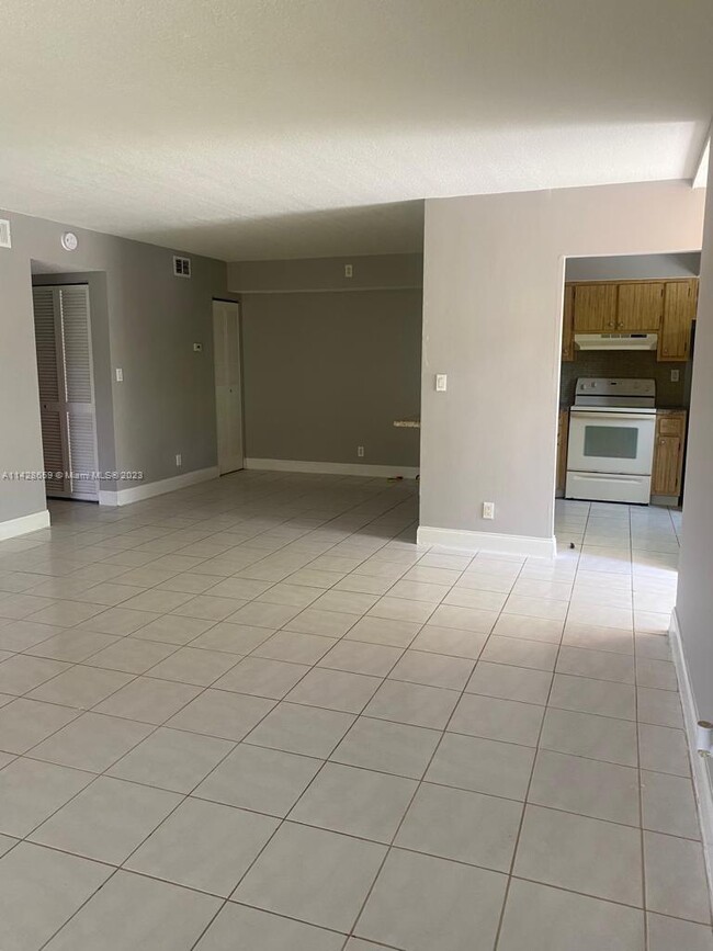 Building Photo - 411 Gardens Dr