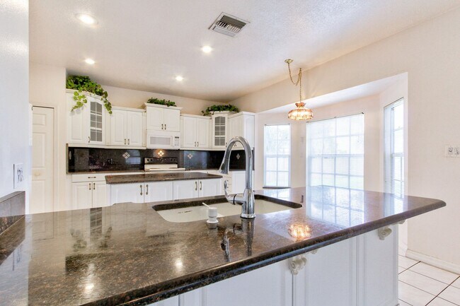 Building Photo - Beautiful Lake front home in West Kissimmee
