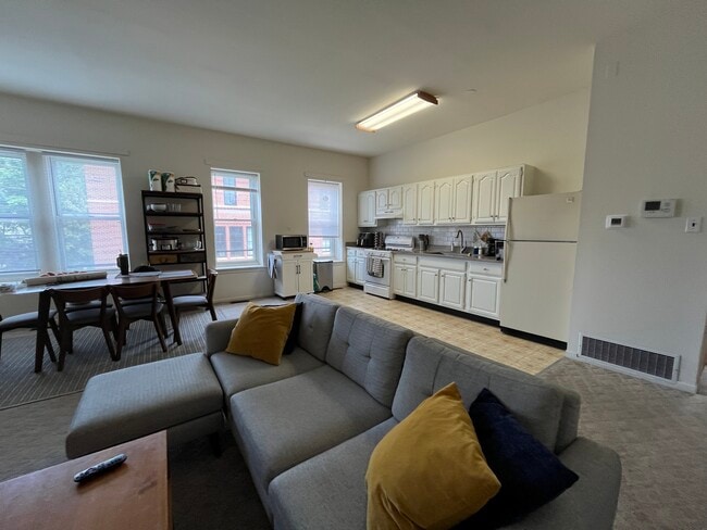 Living Rm / Kitchen - 2001 Green St