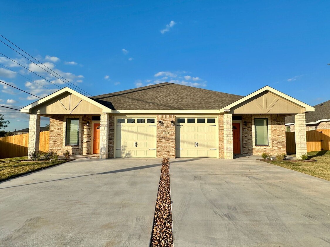 Primary Photo - 1113 B Carslberg Dr