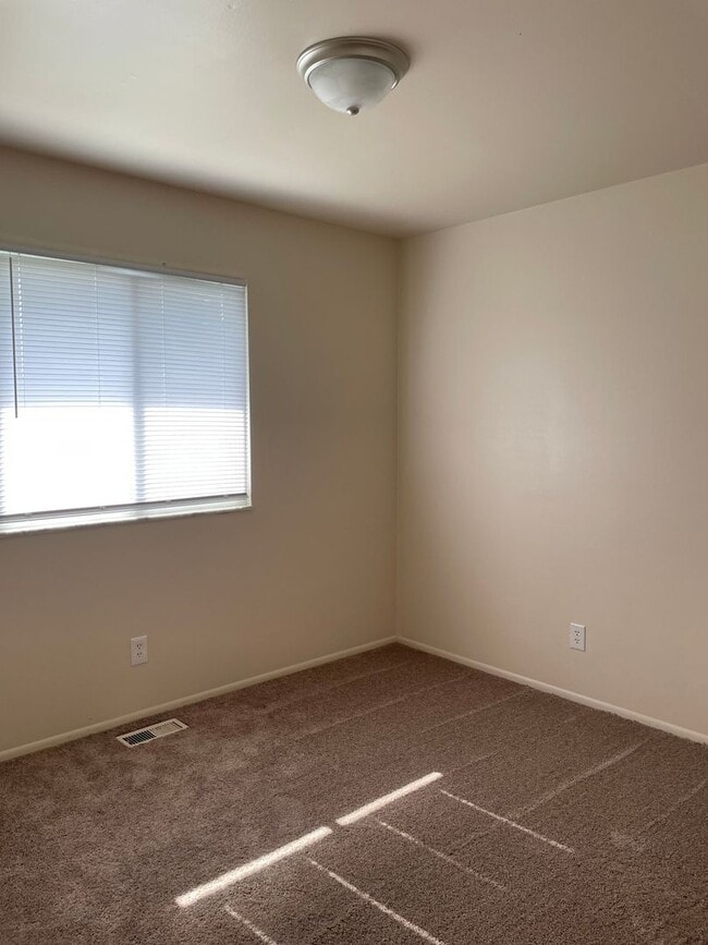 Building Photo - 2 bedroom ranch style apartment