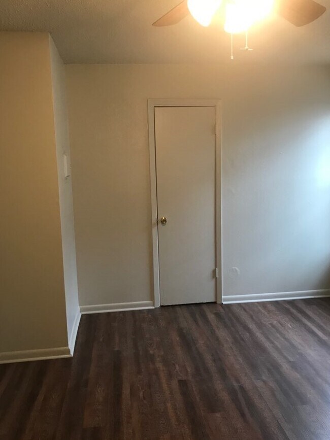 Foto del edificio - 902-904 JR Ct