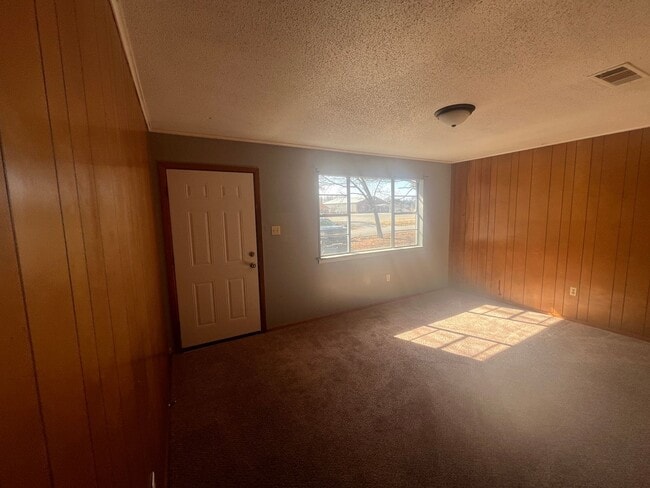 Building Photo - bed 1.5 Bath in Ward