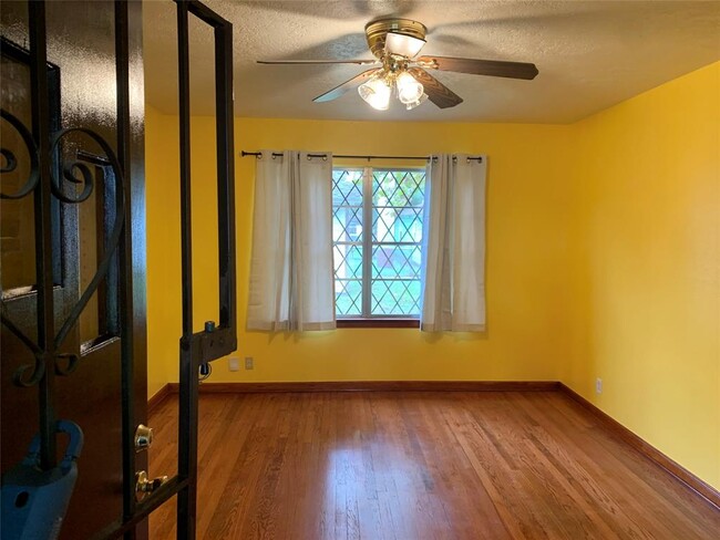Building Photo - 405 Twin Oaks St