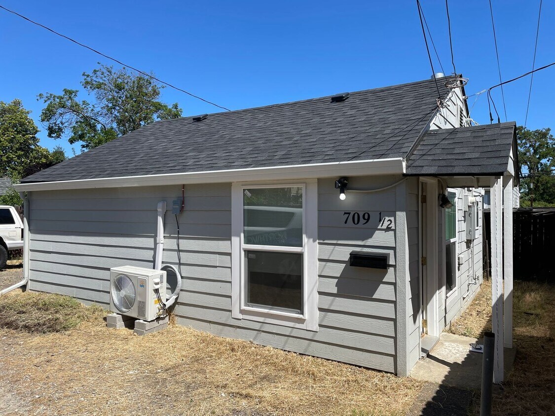 Foto principal - Great 1 Bedroom 1 Bath Cottage-ALL UTITLITES INCLUDED, except Power