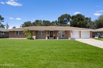 550 Mockingbird Dr