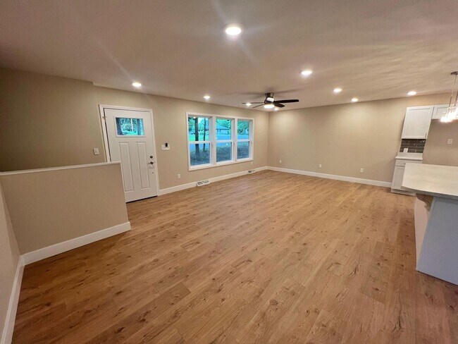 Foto del edificio - Great 4 Bed 3 Bath House In Parkade!